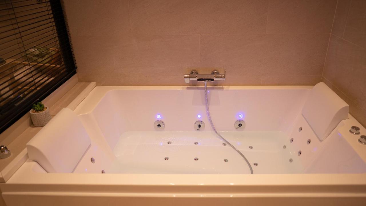 Suite De Luxe Jacuzzi Balneo,King Size Bed Collobrieres Ngoại thất bức ảnh